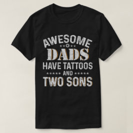 Den enorma pappor har tatueringar och två Sons T Shirt