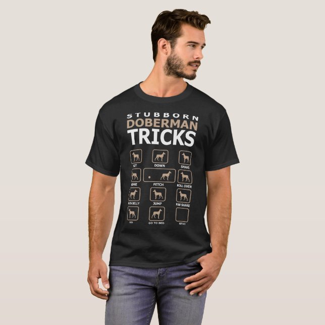 Den envisa Dobermanhunden lurar den roliga T Shirt (Hel framsida)