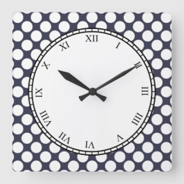 Den färgrika polkaen pricker romersk siffravit på fyrkantig klocka