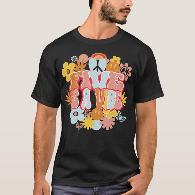 Den femte födelsedag: Retro Shirt Fem är en vibe 5 T Shirt (Framsida)