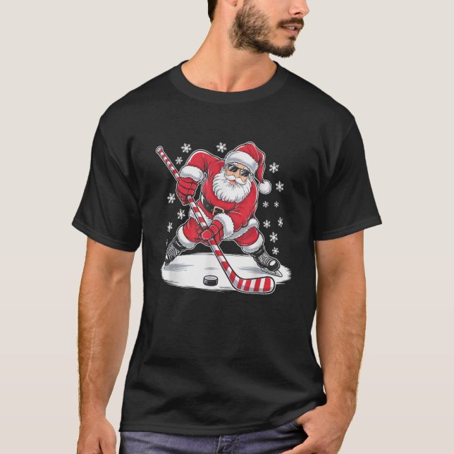 Den finstilta jultomten spelar Ice Hockey Julafton T Shirt (Framsida)