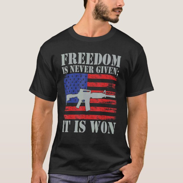 Den fjärde juli är friheten i Independence day. T Shirt (Framsida)