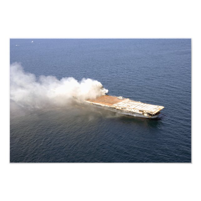 Den före detta Oriskany, en utrangerad flygplansbi Fototryck (Framsidan)