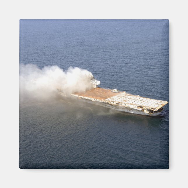 Den före detta Oriskany, en utrangerad flygplansbi Magnet (Framsidan)