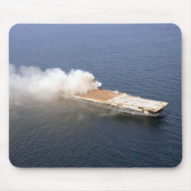 Den före detta Oriskany, en utrangerad flygplansbi Musmatta (Framsidan)