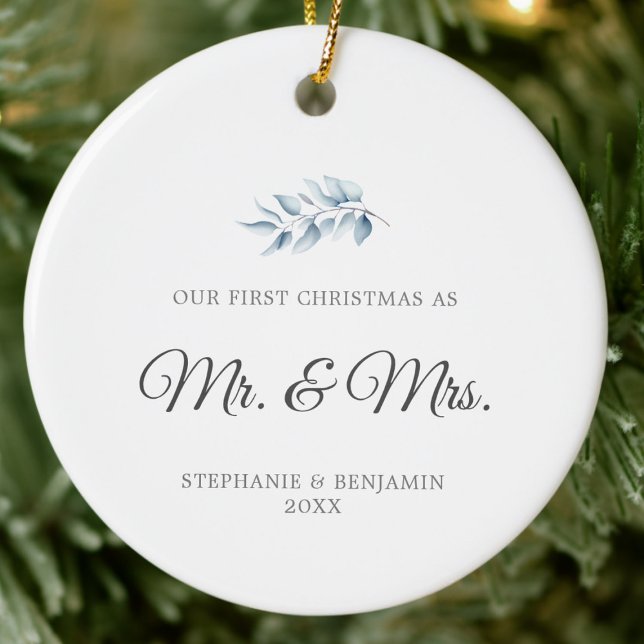 Den första Eleganten av den botaniska isblått Julgransprydnad Keramik (our first christmas mr mrs newlywed couple photo ornament winter greenery elegant minimalist white)