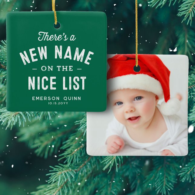 Den första grönten av fotosöt i baby under jul julgransprydnad keramik (Skapare uppladdad)