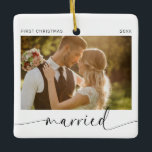 Den första jultomten i Newlyweds Keepsakys Julgransprydnad Keramik<br><div class="desc">Vi presenterar perfektens julprydnad för nygifta! Anpassadets prydnad är perfektens sätt att fira er första jul tillsammans som ett gift par. Med en minimalistisk modern design och handskriven kalligrafi kommer den här prydnaden att se häpnadsväckande ut på träd. Den bästa delen? Du får anpassa den med ett foto som du...</div>