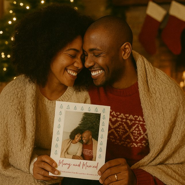 Den första jultomten och det gifta nyfödda fotot julkort (First Year Married Christmas Card Greeting Fun & Happy)