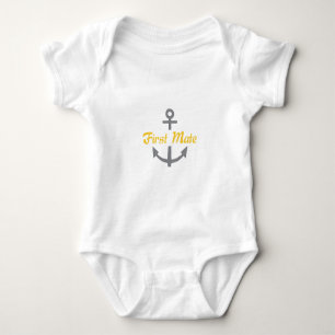 Den första kompisen ankrar tee shirt