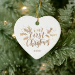 Den första marockna julen med Photo Back Guld Julgransprydnad Keramik<br><div class="desc">Med vår handskrift som säger "vår första jul" som accentueras av vintersprickor och gräs. I Faux guld foil.</div>