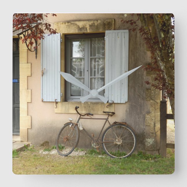 Den franska husväggen tar tid på fyrkantig klocka (Framsida)