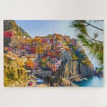 Den fredliga italienska byn vid havet