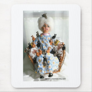 Den galna kattdammusen vadderar musmatta