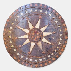 Den gamla grekiska symbolen trä av etnisk sol-moti runt klistermärke