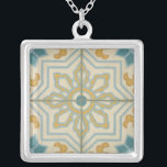 Den gamla världsdekorativa plattan Mönster Silverpläterat Halsband<br><div class="desc">Som en Chariklia Zarris-skapelse erbjuder den här gamla världsutskriften en dekorativ bricka mönster med blått och guld på en beige bakgrund. Skulle ge en underbar gåva till fläkt av blommor och pastellavtryck!</div>