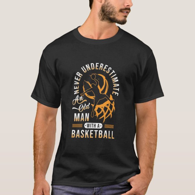 Den gamle mannens makt med en basket t shirt (Framsida)