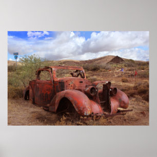 Den gammala bilen som rostar i öken, landskap poster