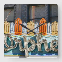 Den gammala filmstort festtältväggen tar tid på fyrkantig klocka