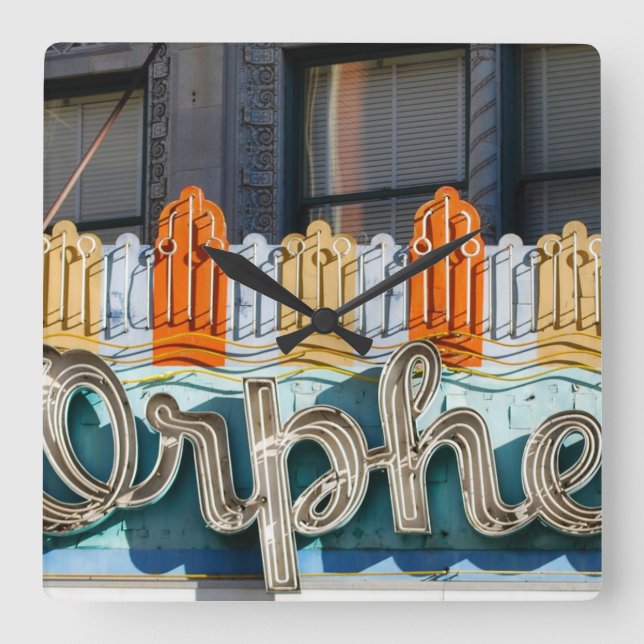 Den gammala filmstort festtältväggen tar tid på fyrkantig klocka (Framsida)