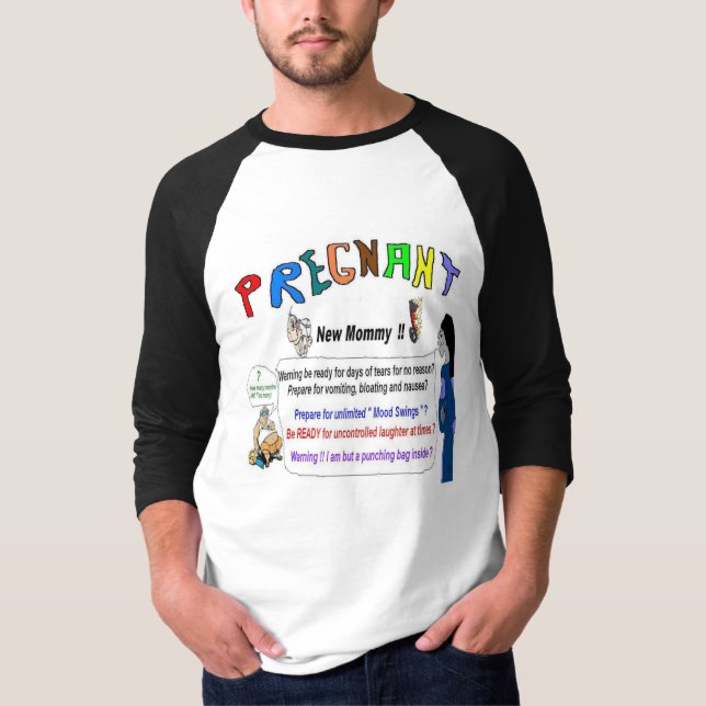 Den gravida nya mamman varnar pappan tröja (Framsida)