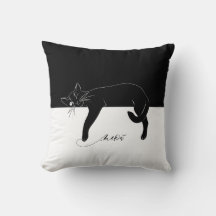 Den grindande svarta katten tog sin tass i fara