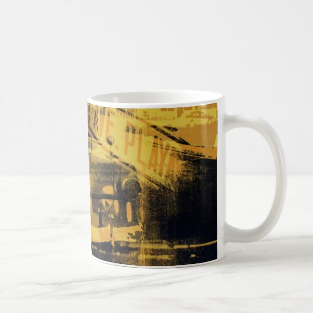 Den gula bilen och gatan undertecknar kaffemugg (Höger)