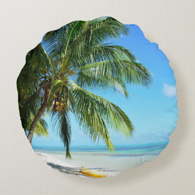 Den gula kajaken på en runda för vitsandstrand rund kudde (Baksidan)