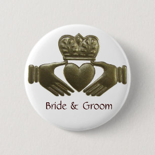 Den guld- den Claddagh bruden och brudgummen Knapp