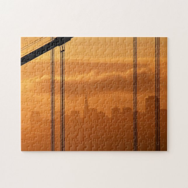 Den guld- grinden överbryggar framme av Sanet Pussel (Horisontell)