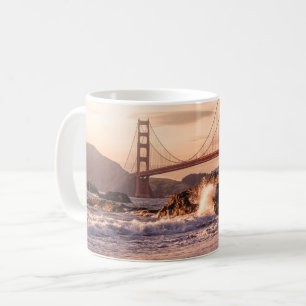 Den guld- grinden överbryggar från bagarestrand kaffemugg