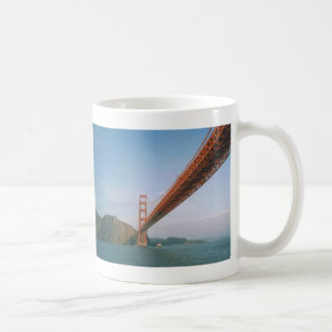 Den guld- grinden överbryggar muggen kaffemugg