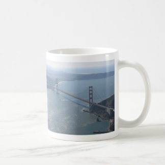 Den guld- grinden överbryggar muggen kaffemugg