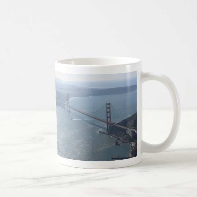 Den guld- grinden överbryggar muggen kaffemugg (Höger)