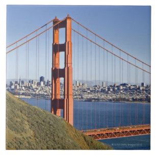 Den guld- grinden överbryggar och San Francisco. Kakelplatta