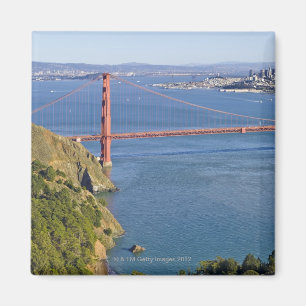 Den guld- grinden överbryggar och San Francisco. Magnet