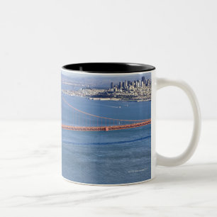 Den guld- grinden överbryggar och San Francisco. Två-Tonad Mugg