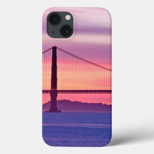 Den guld- grinden överbryggar på solnedgången