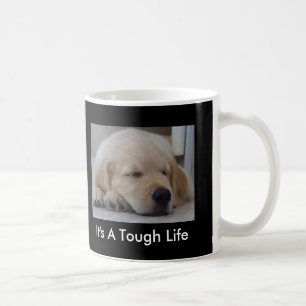 Den guld- retrieveren är det en tuff livvalpmugg kaffemugg