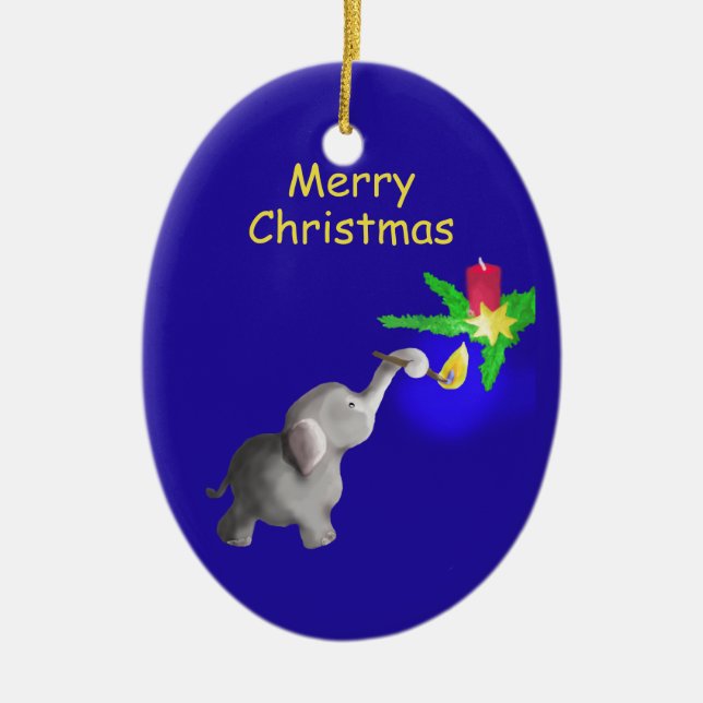 Den gulliga babyelefanten tänder jul för ett julgransprydnad keramik (Framsidan)