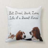 Den gulliga Bassethunden kudder "äter, dreglar,