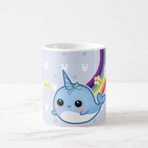 Den gulliga bebiset som är narwhal med regnbågen kaffemugg