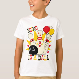 Den gulliga bowlingen klämmer fast t shirt