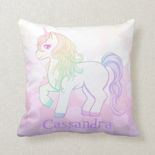 Den gulliga kawaiiregnbågen färgade unicornponny kudde