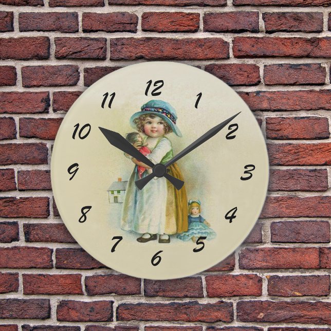 Den gulliga knubbiget varar fräck mot rund klocka (Victorian little girl chubby cheeks holding dolls on tan wall clock.)