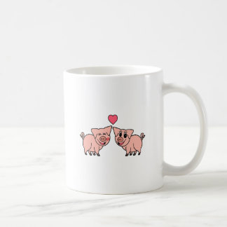 Den gulliga rosa grisen kopplar ihop kaffemugg