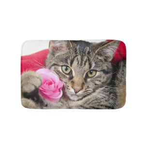 Den gulliga tabby katt med steg badrumsmatta