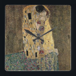 Den Gustav Klimts kyssen (circa 1908) Fyrkantig Klocka<br><div class="desc">Ett klassikerkonstverk som har passerat in i det offentliga området och gör underbara gåvor och andra produkter. En av Gustav Klimts mest berömd fungerar, presenterar inspirerades kyssen framstående använda av bladguldet och av den utsmyckade stilen av forntida mosaik. Klimt (1862-1918) var en av de primära medlemmarna av den Wien Secessionrörelsen....</div>