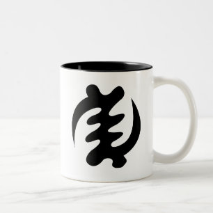 Den Gye Nyame guden är det suveräna Adinkra Två-Tonad Mugg