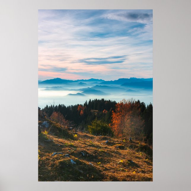 Den gyllene höstdagen ovanför molnen poster (Framsidan)